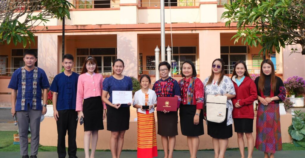 เด็กหญิงปวันรัตน์ แซ่เหลี่ยง นักเรียนชั้นประถมศึกษาปีที่ 4 ที่ได้รับรางวัลรองชนะเลิศ อันดับ 1 การเล่านิทานภาษาจีน